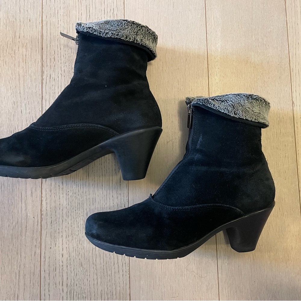 La Canadienne Black Suede Ankle Boots